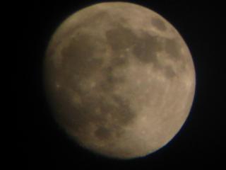 Měsíc vyfocený pomocí dalekohledu
