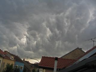Zlověstné bouřkové mraky